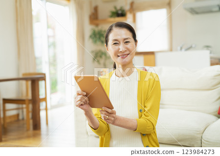 使用平板設備的資深婦女 123984273