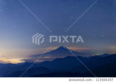 從Tanzawa前山脊和Sannoto看到的富士山在晚上 123984297