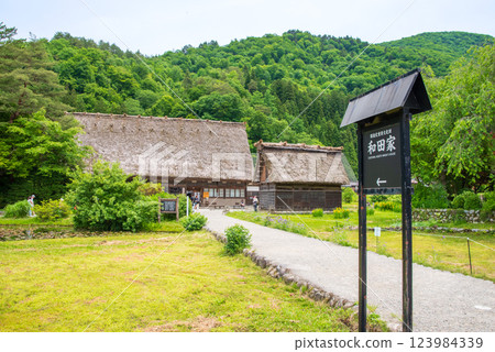 初夏的白河村合掌村和和田家 初夏的白河村合掌村和和田家 123984339