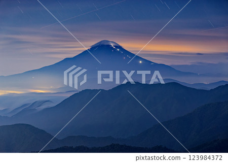 初夏黎明前從山之頂、丹澤表嶺看到的富士山 初夏黎明前從山之頂、丹澤表嶺看到的富士山 123984372