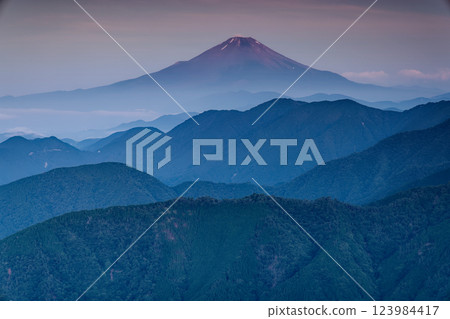 夏季從丹澤表山脊的山之頂眺望黎明時的富士山 123984417