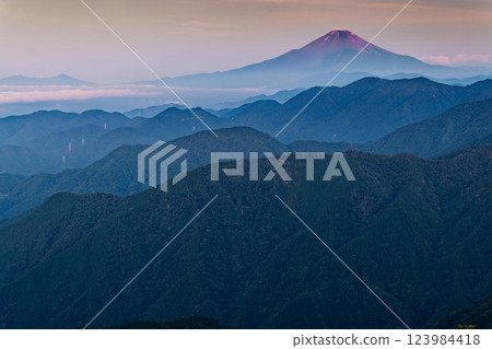 夏季從丹澤表山脊的山之頂眺望黎明時的富士山 123984418