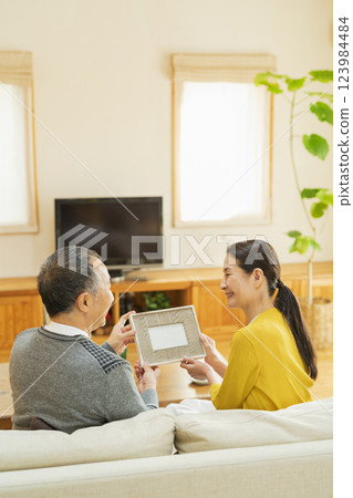 老夫婦看照片 老夫婦看照片 123984484