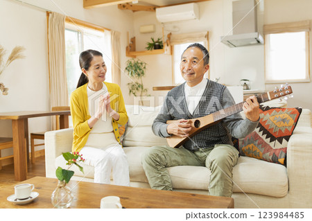 在家演奏樂器的老人 在家演奏樂器的老人 123984485