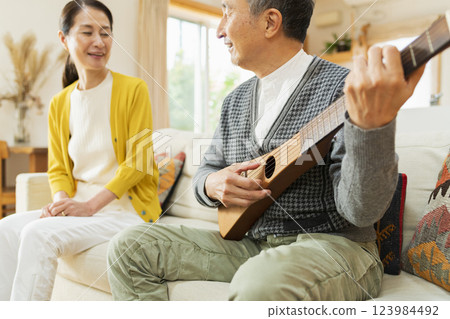 在家演奏樂器的老人 在家演奏樂器的老人 123984492