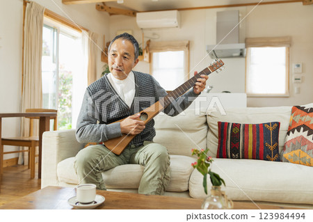 在家演奏樂器的老人 在家演奏樂器的老人 123984494