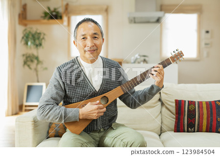 在家演奏樂器的老人 在家演奏樂器的老人 123984504