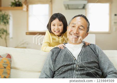 爺爺和孫子一起玩 123984509