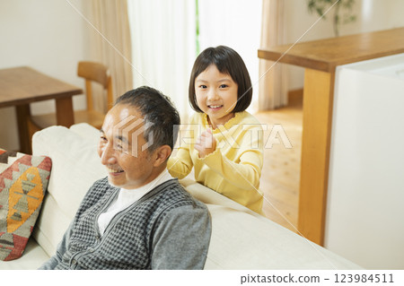 爺爺和孫子一起玩 123984511