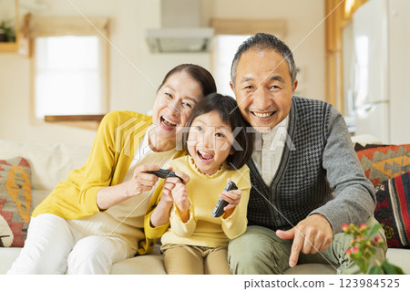 Grandparents and grandchildren enjoying a game Grandparents and grandchildren enjoying a game 123984525