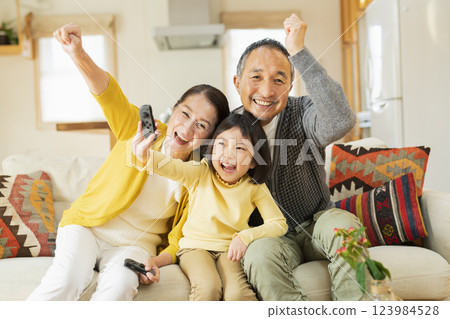 Grandparents and grandchildren enjoying a game 123984528