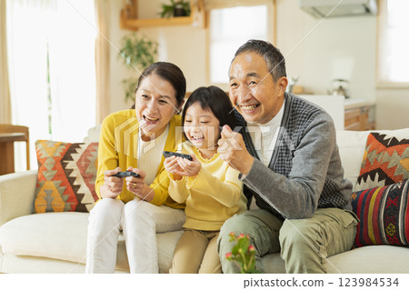 Grandparents and grandchildren enjoying a game 123984534