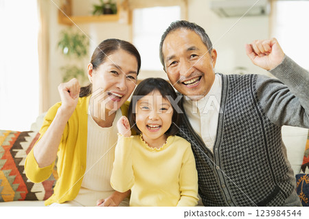祖父母和孫輩在家享受假期 123984544