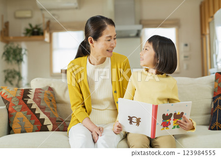 讀繪本的祖母和孫子 123984555