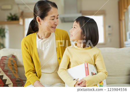 讀繪本的祖母和孫子 123984556