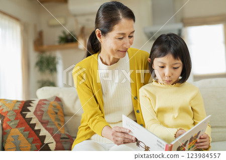 讀繪本的祖母和孫子 123984557