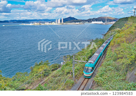 [Kuroshio 283 series express train running on the Kishu route] Photographed at Shiotsu, Shimotsu-cho, Kainan City, Wakayama Prefecture 123984583