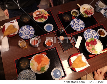 Seafood bowl and Hokkaido bowl at the cafeteria 123984585