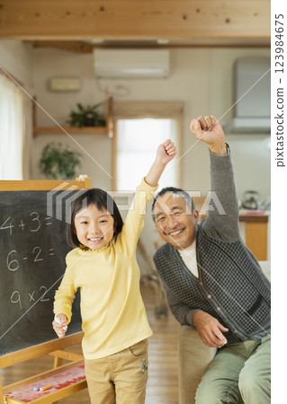 祖父和孫子學習 123984675