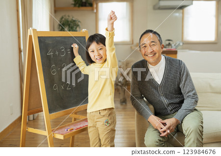 祖父和孫子學習 祖父和孫子學習 123984676