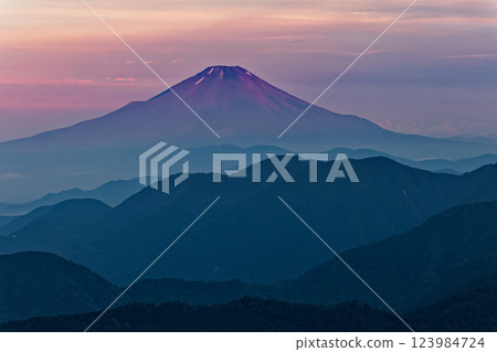 Mt. Fuji at sunrise as seen from Sannoto on the Tanzawa Omote Ridge in summer Mt. Fuji at sunrise as seen from Sannoto on the Tanzawa Omote Ridge in summer 123984724