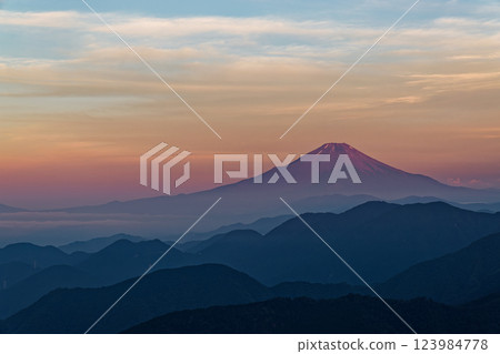 夏季從丹澤表山脊的山之頂觀看日出富士山 123984778