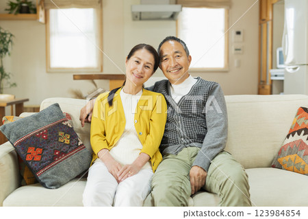 Elderly couple relaxing in the living room 123984854