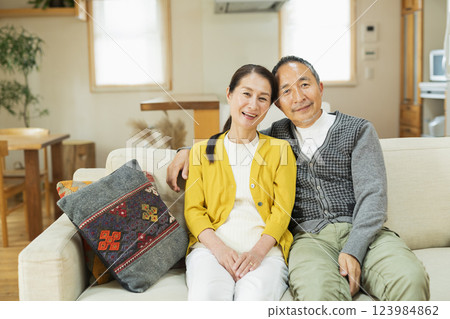 Elderly couple relaxing in the living room 123984862