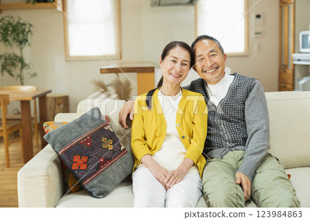 Elderly couple relaxing in the living room 123984863