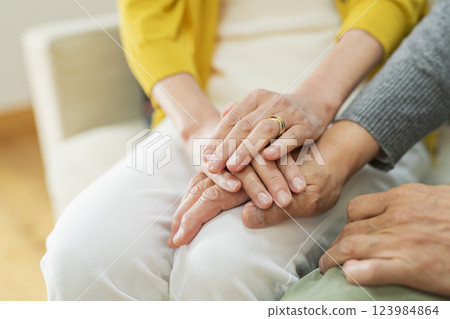 Hands of an elderly couple hugging each other 123984864