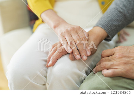 一對老年夫婦的手互相擁抱 123984865