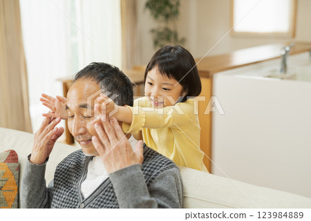 爺爺和孫子一起玩 123984889
