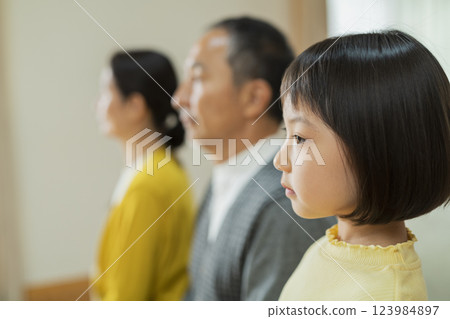 Grandparents and grandchildren's portrait Grandparents and grandchildren's portrait 123984897