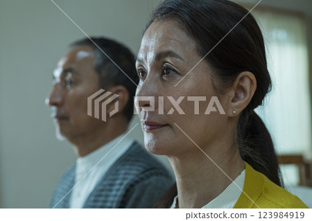 一對中年夫婦的肖像 123984919