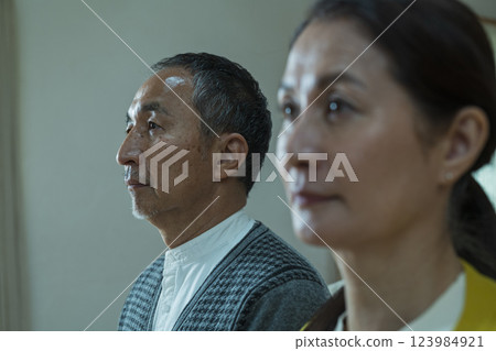 一對中年夫婦的肖像 123984921