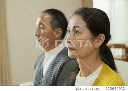 一對中年夫婦的肖像 一對中年夫婦的肖像 123984922