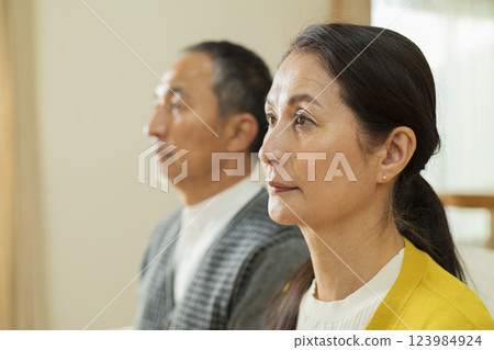 一對中年夫婦的肖像 一對中年夫婦的肖像 123984924