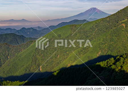 夏季從丹澤表山脊望去的大倉山脊、富士山和相鷹山 123985027