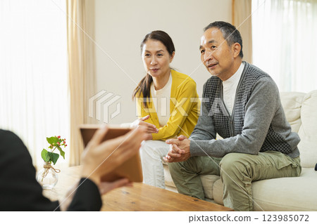 Senior couple receiving door-to-door sales 123985072