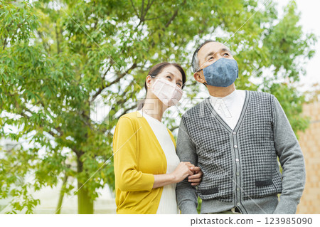 一對夫婦戴著口罩外出 123985090