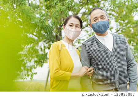 一對夫婦戴著口罩外出 一對夫婦戴著口罩外出 123985093