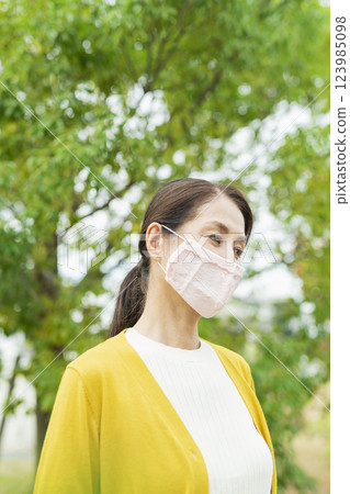 戴著面具的高級婦女 123985098