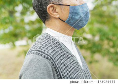戴著面具的老人 戴著面具的老人 123985111