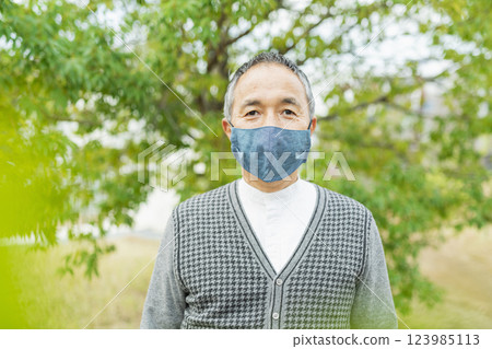 Senior man wearing a mask 123985113
