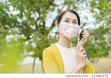 戴著面具的高級婦女 戴著面具的高級婦女 123985279
