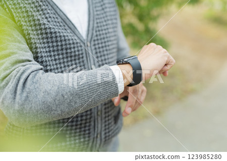 一位老人戴著智慧手錶 一位老人戴著智慧手錶 123985280