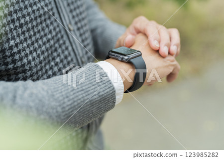 一位老人戴著智慧手錶 123985282