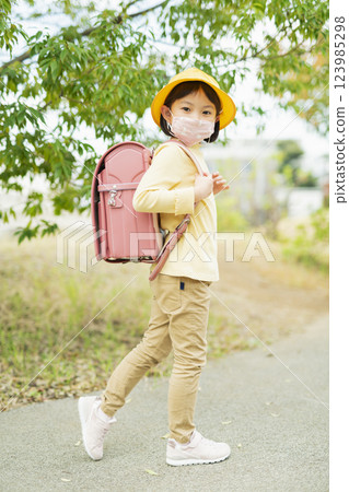 小學生戴著口罩上學 123985298
