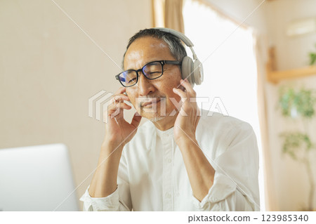 聽音樂的老人 123985340