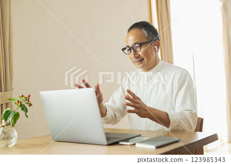 遠距工作的老人 123985343